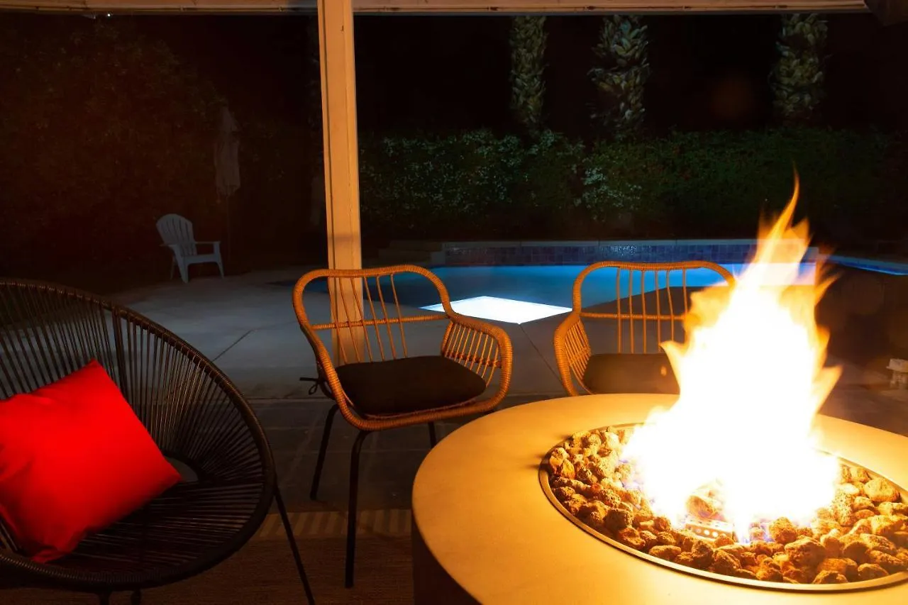 Palm Springs Home Covered Patio, Pool And Games!